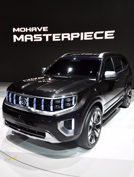 28일 ‘2019 서울모터쇼’ 프레스데이 행사가 열린 경기 고양시 일산 킨텍스 전시장에 마련된 기아자동차 부스에 콘셉트카인 ‘모하비 마스터피스’가 첫선을 보이고 있다. 2019.3.28 박지환기자 popocar@seoul.co.kr