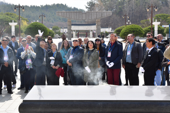 세계 각국 기자들이 28일 광주시 북구 국립518민주묘지를 찾아 분향을 하고 있다. 세계기자대회는 ‘한반도 평화와 언론의 역할-임시정부 수립 100주년과 대한민국의 미래’를 주제로 30일까지 서울, 인천, 수원, 세종, 전주, 광주, 대전 등에서 열린다. 2019. 3. 28. 사진공동취재단
