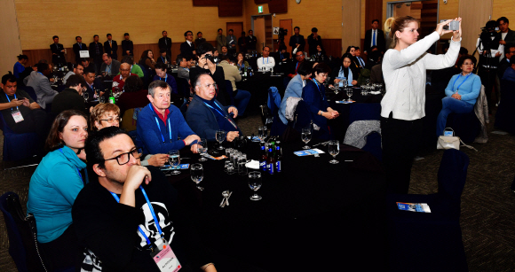 세계 각국 기자들이 28일 광주시 서구 김대중컨벤션센터에서 광주시 환영행사에 참석해 이용섭 광주시장의 환영사를 듣고 있다.세계기자대회는 ‘한반도 평화와 언론의 역할-임시정부 수립 100주년과 대한민국의 미래’를 주제로 30일까지 서울, 인천, 수원, 세종, 전주, 광주, 대전 등에서 열린다. 2019. 3. 28. 사진공동취재단