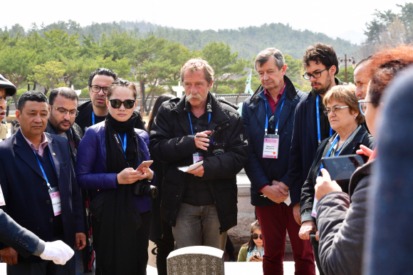 세계 각국 기자들이 28일 광주시 북구 국립518민주묘지를 찾아 윤상원 열사의 묘역을 둘러보고 있다. 세계기자대회는 ‘한반도 평화와 언론의 역할-임시정부 수립 100주년과 대한민국의 미래’를 주제로 30일까지 서울, 인천, 수원, 세종, 전주, 광주, 대전 등에서 열린다. 2019. 3. 28. 사진공동취재단