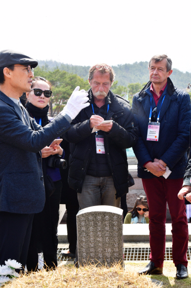 세계 각국 기자들이 28일 광주시 북구 국립518민주묘지를 찾아 윤상원 열사의 묘역을 둘러보고 있다. 세계기자대회는 ‘한반도 평화와 언론의 역할-임시정부 수립 100주년과 대한민국의 미래’를 주제로 30일까지 서울, 인천, 수원, 세종, 전주, 광주, 대전 등에서 열린다. 2019. 3. 28. 사진공동취재단