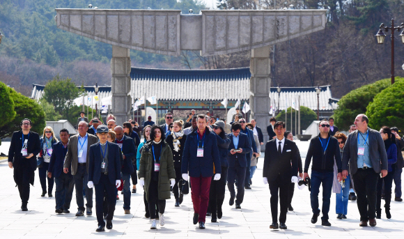 세계 각국 기자들이 28일 광주시 북구 국립518민주묘지에 들어서고 있다. 세계기자대회는 ‘한반도 평화와 언론의 역할-임시정부 수립 100주년과 대한민국의 미래’를 주제로 30일까지 서울, 인천, 수원, 세종, 전주, 광주, 대전 등에서 열린다. 2019. 3. 28. 사진공동취재단