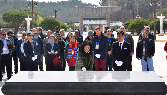 세계 각국 기자들이 28일 광주시 북구 국립518민주묘지를 찾아 분향을 하고 있다. 세계기자대회는 ‘한반도 평화와 언론의 역할-임시정부 수립 100주년과 대한민국의 미래’를 주제로 30일까지 서울, 인천, 수원, 세종, 전주, 광주, 대전 등에서 열린다. 2019. 3. 28. 사진공동취재단