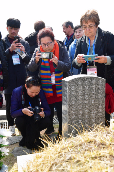 세계 각국 기자들이 28일 광주시 북구 국립518민주묘지를 찾아 윤상원 열사의 묘역을 둘러보고 있다. 세계기자대회는 ‘한반도 평화와 언론의 역할-임시정부 수립 100주년과 대한민국의 미래’를 주제로 30일까지 서울, 인천, 수원, 세종, 전주, 광주, 대전 등에서 열린다. 2019. 3. 28. 사진공동취재단