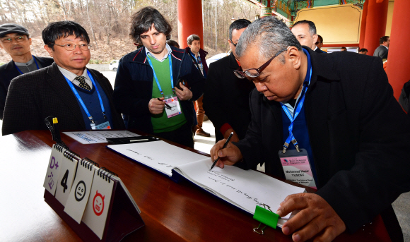 세계 각국 기자들이 28일 광주시 북구 국립518민주묘지를 찾아 방명록을 쓰고 있다. 세계기자대회는 ‘한반도 평화와 언론의 역할-임시정부 수립 100주년과 대한민국의 미래’를 주제로 30일까지 서울, 인천, 수원, 세종, 전주, 광주, 대전 등에서 열린다. 2019. 3. 28. 사진공동취재단