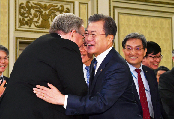 문재인 대통령이 28일 청와대 영빈관에서 열린 외국인 투자 기업인과의 대화에 참석하며 제프리 존스 주한 미국상의 이사장과 인사 하고 있다. 2019. 3. 28. 도준석 기자 pado@seoul.co.kr