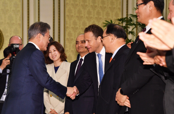문재인 대통령이 28일 청와대 영빈관에서 열린 외국인 투자 기업인과의 대화에 입장하며 참석자들과 인사를 나누고 있다. 2019. 3. 28. 도준석 기자 pado@seoul.co.kr
