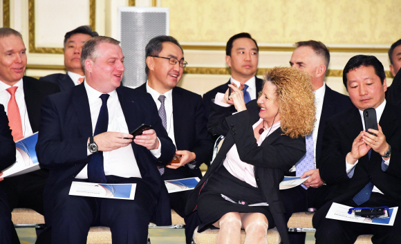 28일 청와대 영빈관에서 열린 외국인 투자 기업인과의 대화에서 시작전 참석자들이 휴대폰으로 촬영을 하고 있다. 2019. 3. 28. 도준석 기자 pado@seoul.co.kr