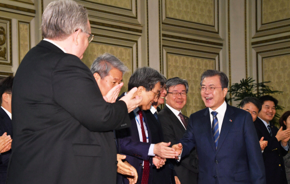 문재인 대통령이 28일 청와대 영빈관에서 열린 외국인 투자 기업인과의 대화에 입장하며 참석자들과 인사를 나누고 있다. 2019. 3. 28. 도준석 기자 pado@seoul.co.kr