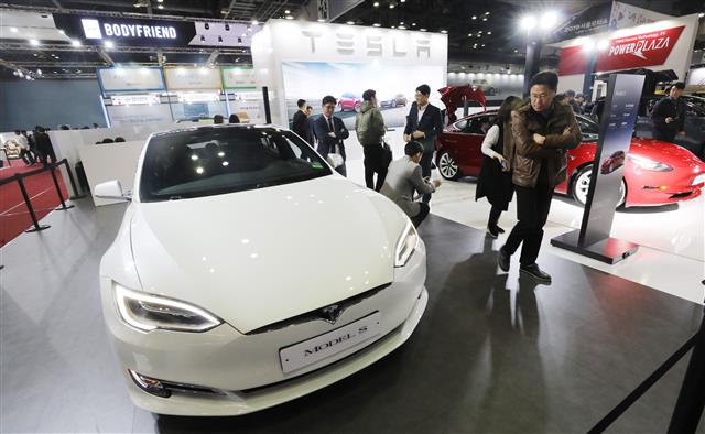 2019 서울모터쇼에 전시된 테슬라 모델 S