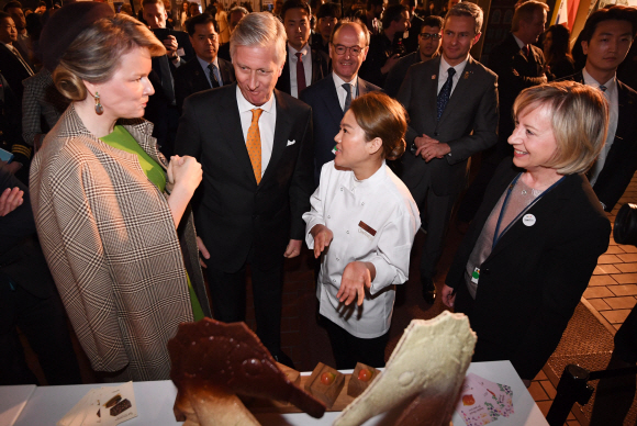 국빈 방한 중인 필리프 벨기에 국왕과 마틸드 왕비가 28일 서울 성동구 성수동 에스팩토리에서 열린 ‘벨지안 라이프 페스티벌’ 개막식에 참석해 부스를 둘러보고 있다.2019. 3. 28. 박윤슬 기자 seul@seoul.co.kr