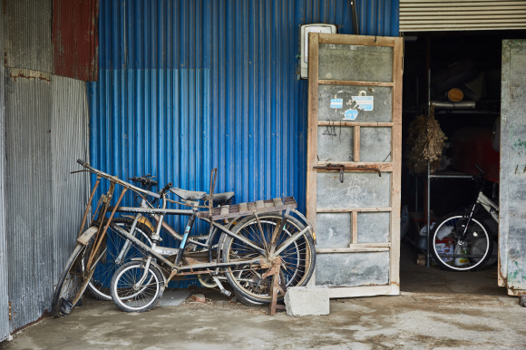 빛바랜 문과 낡은 자전거가 세월을 말해 주는 판교마을 풍경.