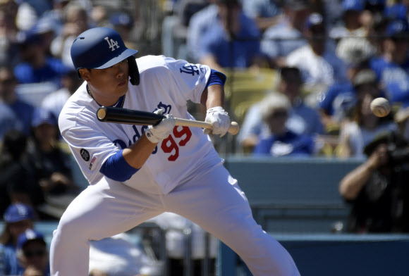 LA 다저스 류현진이 타석에 들어서 번트를 대고 있다. 류현진은 28일(현지시간) 미국 캘리포니아주 로스앤젤레스 다저스타디움에서 열린 애리조나 다이아몬드백스와의 개막전에 선발 등판해 6이닝 1실점 호투를 펼치며 승리 투수가 됐다. 이날 팀은 12대 5로 대승을 거뒀다. AP 연합뉴스