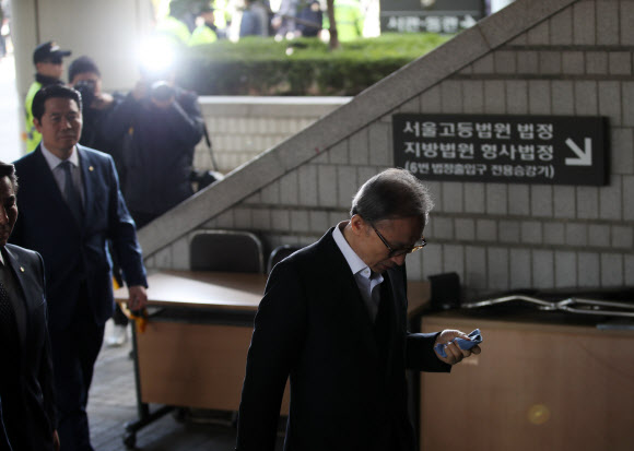 MB, 속행공판 출석