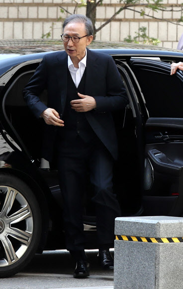 법정 향하는 이명박 전 대통령