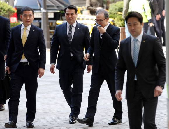 법정 향하는 이명박 전 대통령