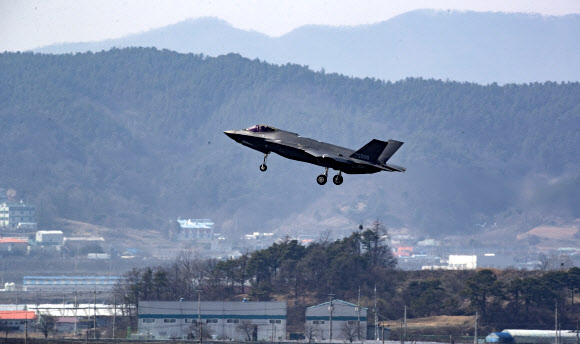 한국 첫 스텔스기 F-35A, 청주기지 도착