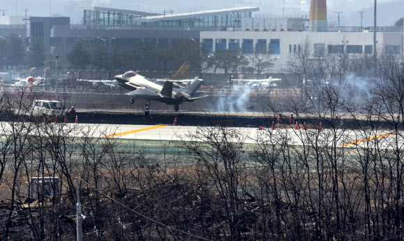 한국 첫 스텔스기 F-35A, 드디어 왔구나!