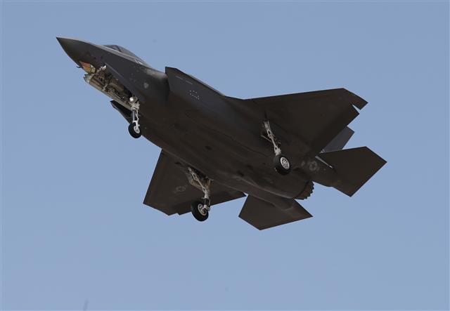 스텔스 전투기 F-35A 청주기지 도착