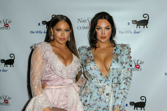27일(현지시간) 미국 캘리포니아주 로스앤젤레스의 리틀 도어 레스토랑에서 열린 Nat&Liv와 Comino의 콜라보 컬렉션 레드카펫 행사에 모델 올리비아 피어슨과 나탈리 할크로가 참석했다. TOPIC/Splash News