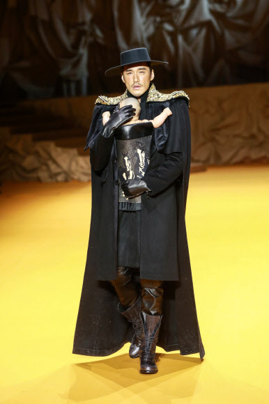 아기를 안은 중국 배우 후빙이 30일(현지시간) 중국 베이징에서 열린 ‘차이나 패션 위크’에서 마얀 리의 ‘마리아 컬렉션’의 작품을 선보이고 있다. AFP 연합뉴스