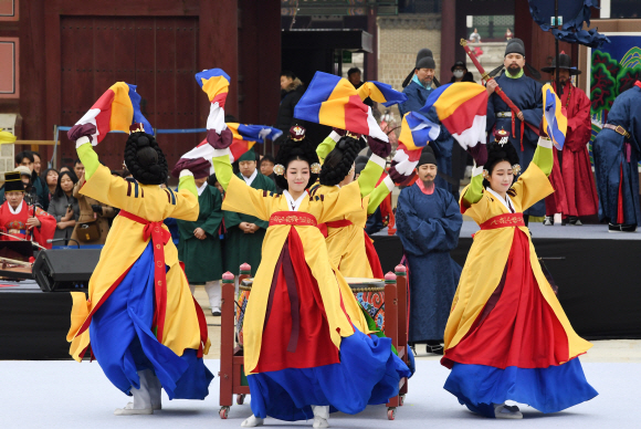 31일 오후 서울 경복궁에서 열린 수문장 임명식에서 축하공연이 펼쳐지고 있다. 2019.3.31. 도준석 기자 pado@seoul.co.kr