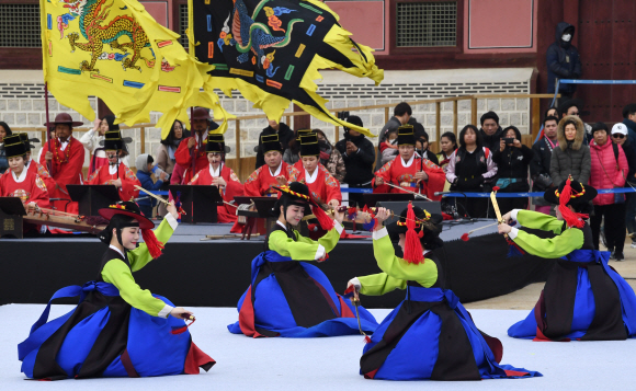 31일 오후 서울 경복궁에서 열린 수문장 임명식에서 축하공연이 펼쳐지고 있다. 2019.3.31. 도준석 기자 pado@seoul.co.kr