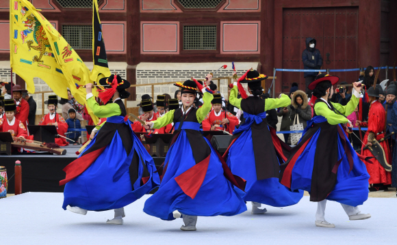 31일 오후 서울 경복궁에서 열린 수문장 임명식에서 축하공연이 펼쳐지고 있다. 2019.3.31. 도준석 기자 pado@seoul.co.kr