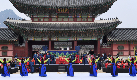 31일 오후 서울 경복궁에서 열린 수문장 임명식에서 축하공연이 펼쳐지고 있다. 2019.3.31. 도준석 기자 pado@seoul.co.kr