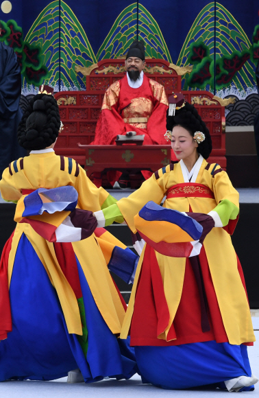 31일 오후 서울 경복궁에서 열린 수문장 임명식에서 축하공연이 펼쳐지고 있다. 2019.3.31. 도준석 기자 pado@seoul.co.kr