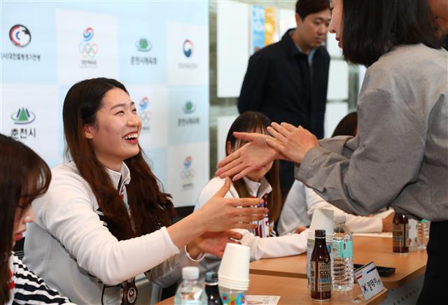 시민과 악수하는 춘천컬링팀 양태이