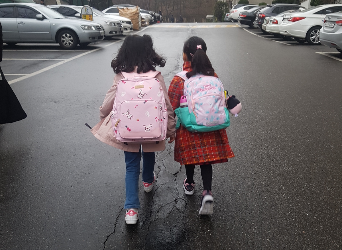 딸 아이가 학교 가는 길에 만난 친구 손을 꼭 잡고 바쁘게 걷고 있다. 엄마는 뒷전이다. 2019.4.1  오달란 기자 dallan@seoul.co.kr