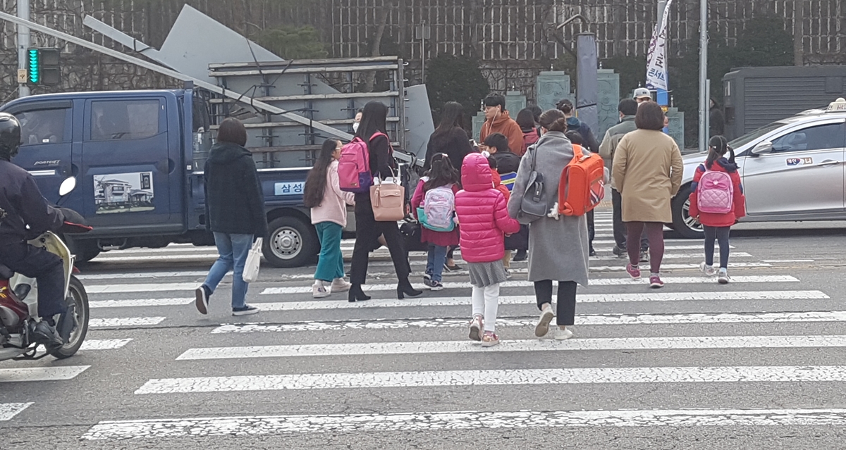 차들로 혼잡한 학교가는 건널목. 2019.4.1  오달란 기자 dallan@seoul.co.kr
