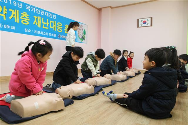 심폐소생술 배우는 유치원생들