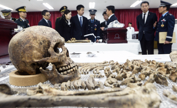 6.25 전쟁 중 전사한 중국군 유해 입관식이 1일 오전 인천시 계양구 17사단 ‘중국군 유해 임시안치소’에서 거행됐다. 한국 유해발굴감식단과 중국 퇴역군인사무부 실무단을 포함한 양측 관계자들이 유해를 둘러보고 있다. 이날 입관된 유해 10구는 지난해 3월부터 11월까지 DMZ내에서 발굴한 유해를 신원확인 과정을 거쳐 중국군으로 판정된 유해로 오는 3일 인천국제공항을 통해 중국에 인도될 예정이다. 2019. 4. 1.  사진공동취재단