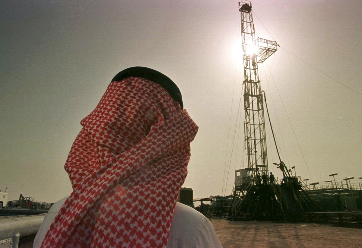 사우디아라비아 국영 석유회사 아람코 관계자가 채굴 현장을 지켜보고 있다.  AP 연합뉴스