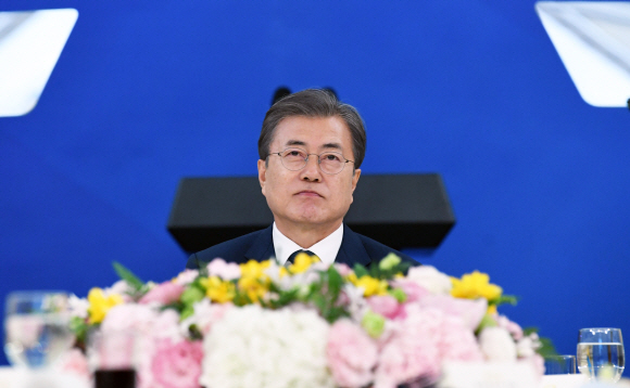 문재인 대통령이 1일 오후 청와대 영빈관에서 열린 시민사회단체 초청 간담회에서 동영상을 시청하고 있다. 2019. 4. 1. 도준석 기자 pado@seoul.co.kr