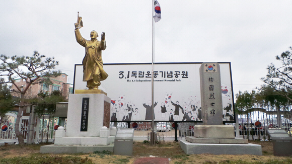 전북 익산 ‘3·1독립운동 4·4만세 기념공원’에 있는 문용기 열사의 동상과 순국열사비. 1949년에 건립된 순국열사비의 비문은 이승만이 썼다. 6·25전쟁 중에 북한군이 ‘이승만서’(李承晩書)라고 쓰인 비석의 아래쪽을 깼다는 말이 전해지는데 깨진 흔적이 남아 있다.