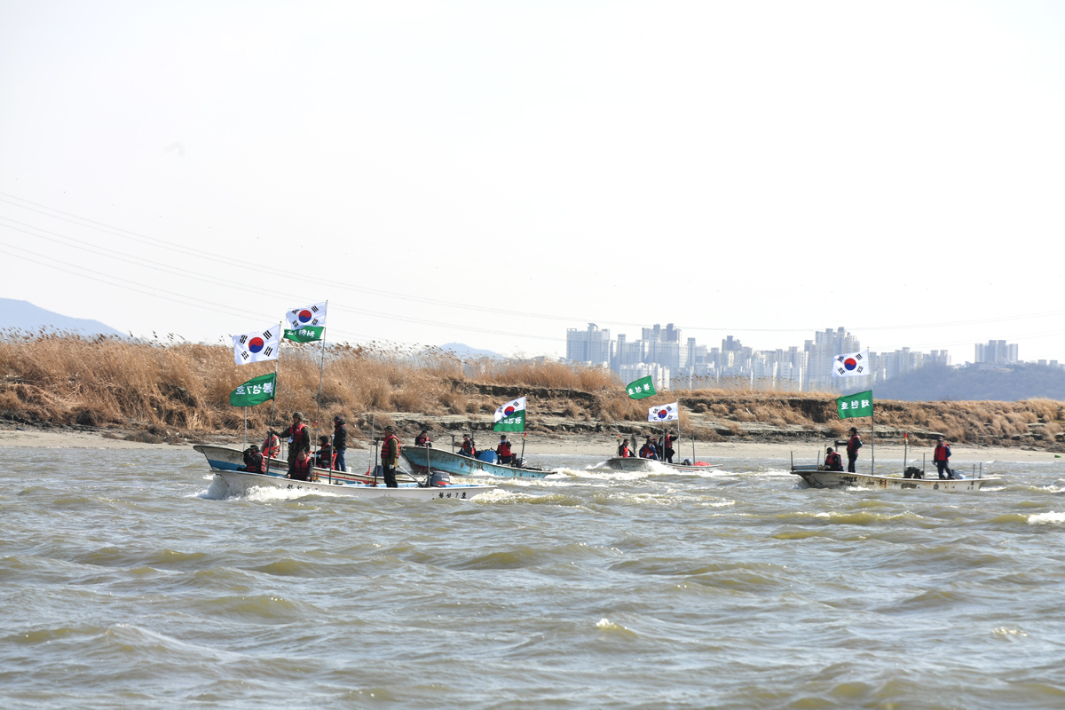 김포시는 1일 배 10척을 띄워 환경·학술 분야 민간 전문가들이 한강하구 중립수역 앞 시암리 습지까지 다녀왔다. 김포시 제공