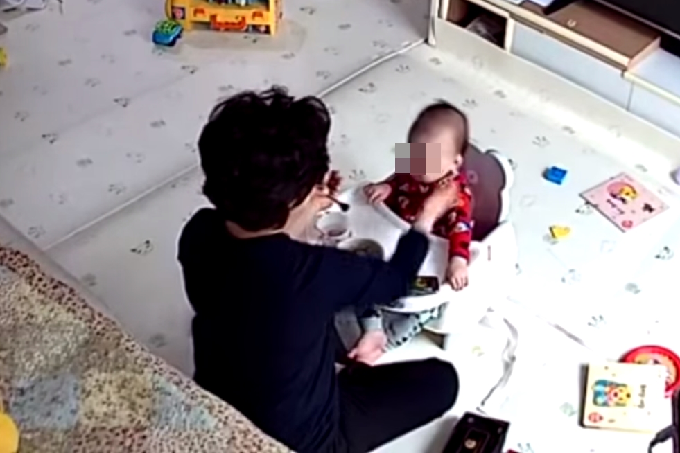 이달 초 정부가 채용한 아이돌보미가 14개월 된 아이의 뺨을 수시로 때리고 억지로 밥을 먹이는 CCTV영상이 공개돼 공분을 샀다.<br>청와대 국민청원 게시판·유튜브