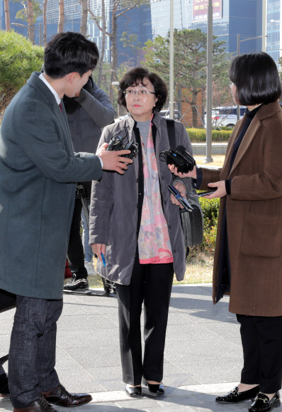 취재진 질문받는 김은경 전 장관