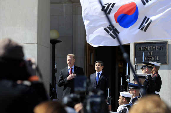 1일(현지시간) 정경두 국방부 장관이 미국 워싱턴DC 인근 알링턴의 국방부 청사에서 한미 국방장관 회담을 위해 패트릭 섀너핸 미국 국방부 장관 대행과 만났다.  AP 연합뉴스