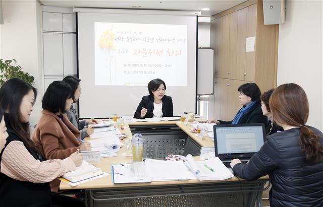 ‘보육청’ 사업을 주도하는 동작구 육아종합지원센터의 이현숙(가운데) 센터장이 직원들과 함께 보육의 질을 높일 방안에 대해 논의하고 있다. <br>동작구 제공