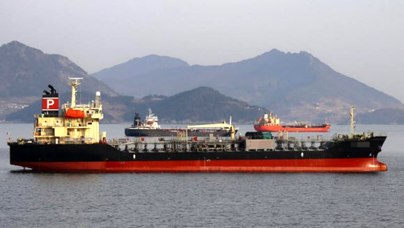 부산항에 억류 중인 한국 국적 선박. 유엔 안전보장이사회의 대북 제재를 위반하고 선박 대 선박 이전 방식으로 북한 선박에 석유 제품을 옮겨 실었다는 의심을 받고 있다.  연합뉴스