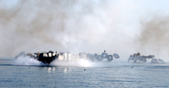 물보라 일으키는 공기부양정