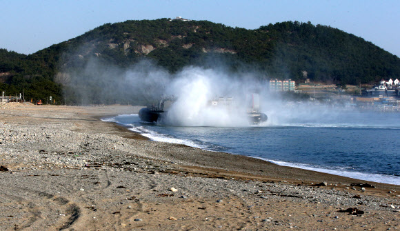 물보라 일으키는 공기부양정
