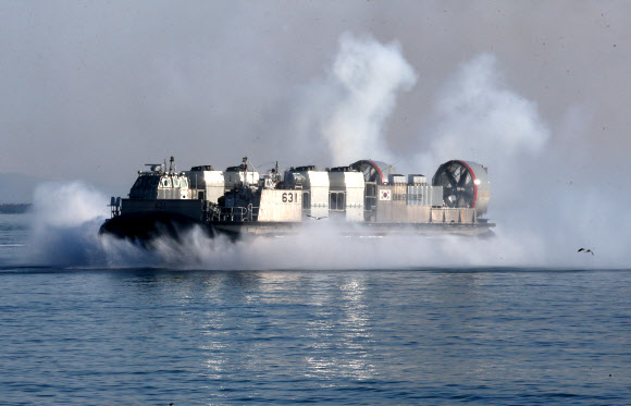 물보라 일으키는 공기부양정