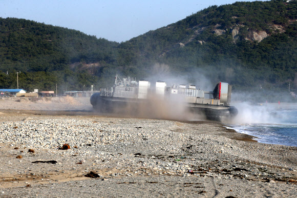 흙먼지 일으키는 공기부양정