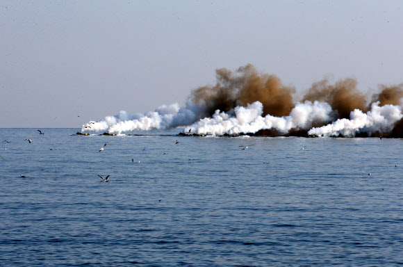 연막탄 쏘며 상륙