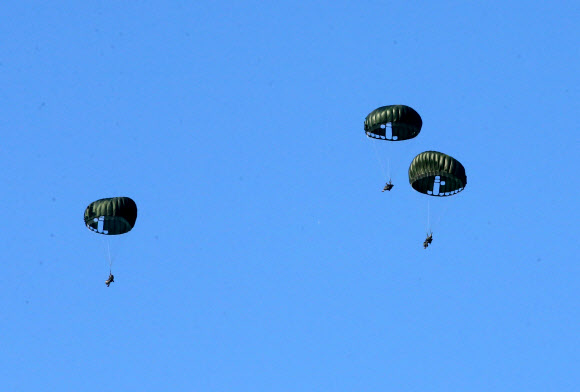 낙하산 타고 침투